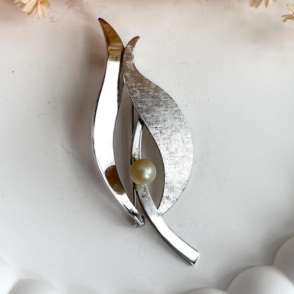Van Dell Midcentury Textured Cultured Pearl Sterling Silver Vintage Brooch - Picture 1 of 9